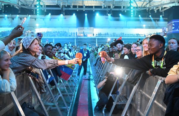 Participantes en el concierto de clausura del Festival Mundial de Juventud en Ekaterimburgo. - Sputnik Mundo