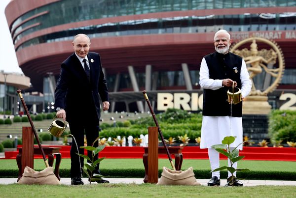 El presidente de Rusia, Vladímir Putin, y el primer ministro de la India, Narendra Modi, en la ceremonia de plantación conjunta de árboles de baniano en el marco de la cumbre de los BRICS, celebrada en Nueva Deli. - Sputnik Mundo