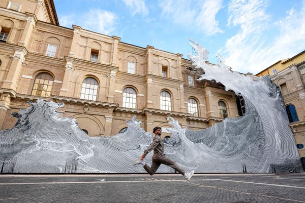 El artista francés Jean René, conocido como JR, posa delante de su instalación específica para el lugar Diluvium en el Vaticano.La obra fue creada para la exposición AQVA, Catástrofe y Maravilla, que estará abierta al público desde el 25 de septiembre hasta el 14 de mayo de 2027. - Sputnik Mundo
