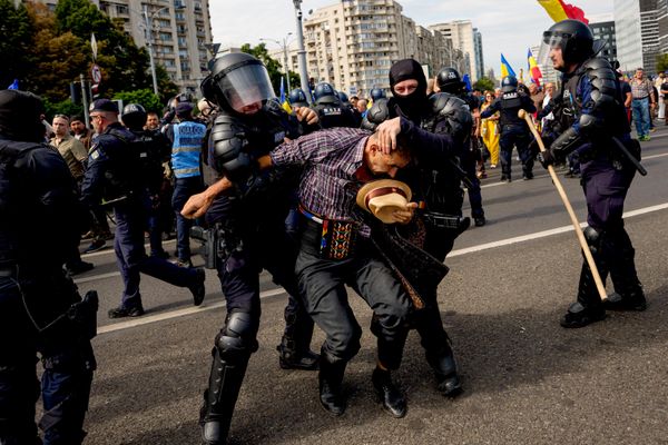 Detienen a un manifestante tras los enfrentamientos con la Policía antidisturbios durante una protesta de agricultores en Bucarest, Rumanía. - Sputnik Mundo