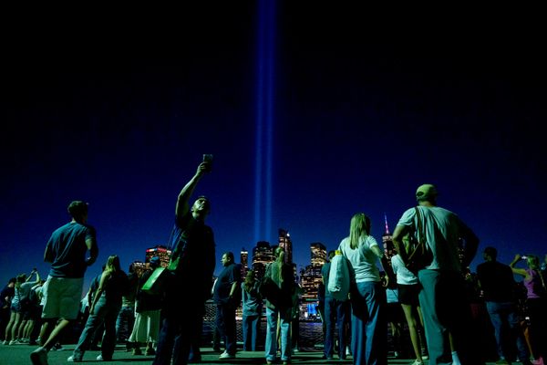 La gente se reúne para contemplar la instalación del arte Tribute in Light mientras ilumina el sur de Manhattan,  en Nueva York. - Sputnik Mundo