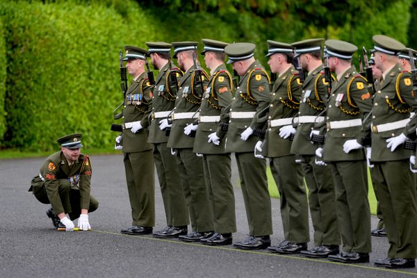 Los soldados se preparan para la guardia de honor con motivo de la llegada del presidente de EEUU, Donald Trump, a la residencia oficial del presidente de Irlanda, Áras an Uachtaráin, en Dublín. - Sputnik Mundo