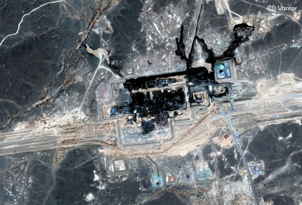 Una imagen de satélite tomada el 13 de septiembre muestra el oleoducto Este-Oeste de Arabia Saudita, que atraviesa la península arábiga, tras el ataque que sufrió el día 11. - Sputnik Mundo