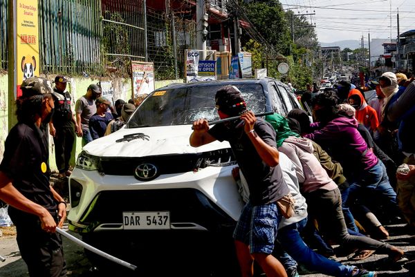 Un grupo ataca un automóvil perteneciente a un grupo rival a las puertas de un centro de votación durante las elecciones parlamentarias de la Región Autónoma de Bangsamoro, en la ciudad de Cotabato, al sur de Filipinas. - Sputnik Mundo