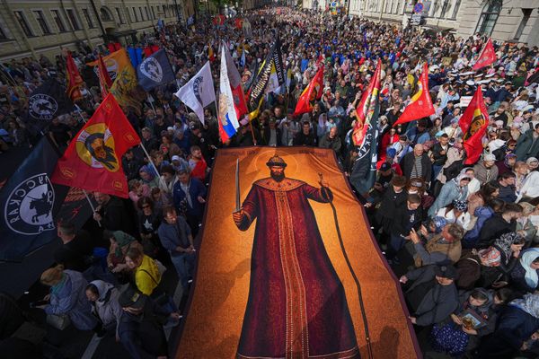 Miembros de la organización "Comunidad Rusa" sostienen un cartel con la imagen del zar ruso Iván el Terrible en San Petersburgo durante una procesión religiosa a lo largo de la avenida Nevski, con motivo del 302.º aniversario del traslado de las reliquias de San Alejandro Nevski, considerado el protector celestial de la ciudad. - Sputnik Mundo