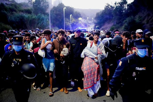La Policía traslada a cientos de migrantes a unas nuevas instalaciones tras el cruce masivo de personas en la frontera con Marruecos en Ceuta, España. - Sputnik Mundo