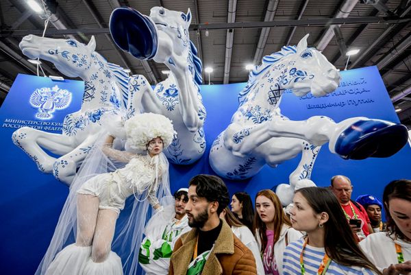 Los asistentes al Festival Mundial de Juventud, con la obra de arte La trío rusa como telón de fondo, que representa caballos blancos pintados al estilo de Gzhel.El festival tuvo lugar en la capital de los Urales, la ciudad de Ekaterimburgo, del 11 al 17 de septiembre. - Sputnik Mundo