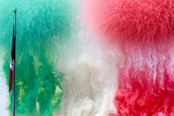 El humo con los colores de la bandera mexicana se libera durante las celebraciones del Día de la Independencia en Ciudad de México.Con motivo de la festividad, se celebró un gran desfile militar, que tuvo lugar en la capital del país el 16 de septiembre. - Sputnik Mundo