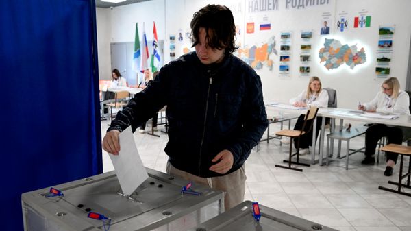 Votación en un centro electoral en las elecciones a la Duma Estatal de Rusia de la novena legislatura Votación en un centro electoral en las elecciones a la Duma Estatal de Rusia de la novena legislatura - Sputnik Mundo