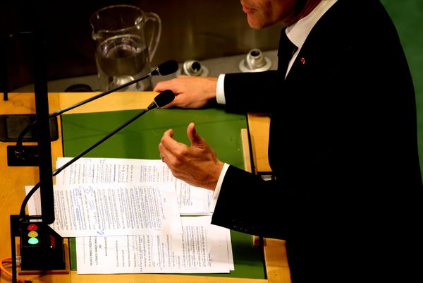 El presidente de Francia, Emmanuel Macron, llegó bien preparado con sus apuntes para la sesión. - Sputnik Mundo