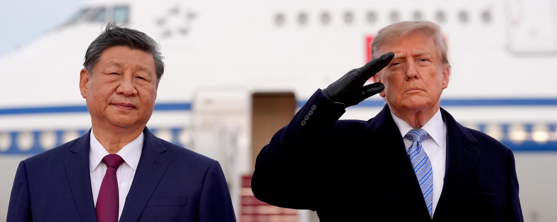Xi Jinping, el presidente chino, y Donald Trump, el presidente de EEUU, participan en una ceremonia de llegada a la Base Conjunta Andrews, en Maryland, EEUU. - Sputnik Mundo, 1920, 24.09.2026