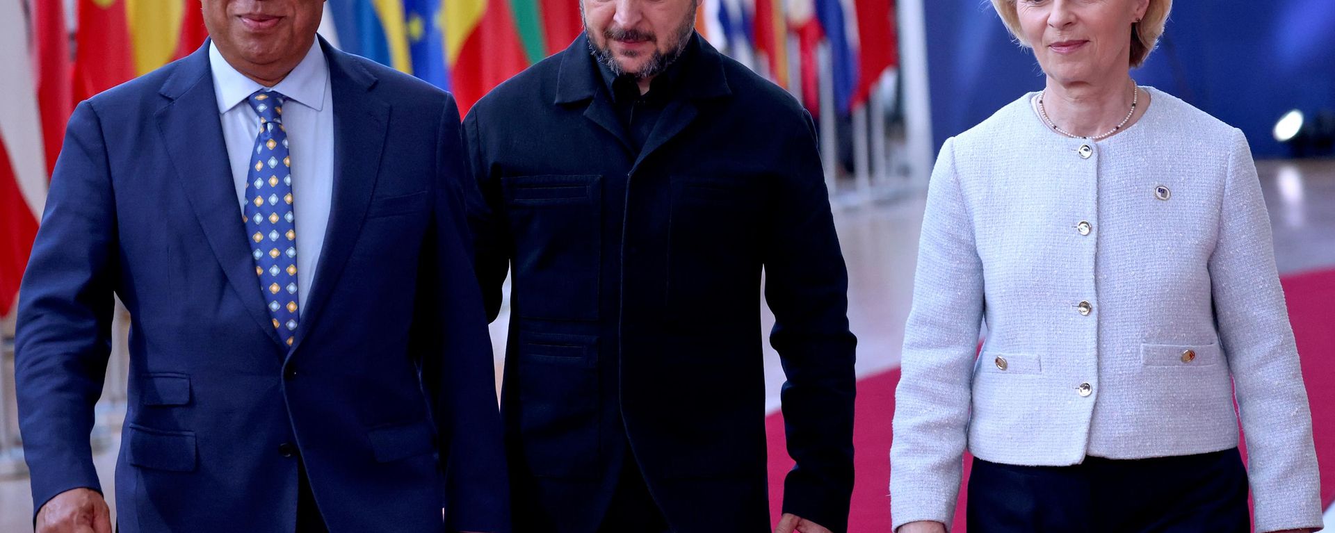 El presidente del Consejo Europeo, Antonio Costa, Volodímir Zelenski y la presidenta de la Comisión Europea, Ursula von der Leyen, en la cumbre de la UE en Bruselas - Sputnik Mundo, 1920, 24.09.2026