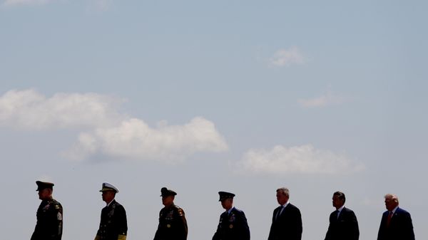 El presidente de EEUU, Donald Trump, y el secretario de Defensa, Pete Hegseth, asisten al traslado de cuatro miembros del servicio estadounidense asesinados en Oriente Medio  - Sputnik Mundo