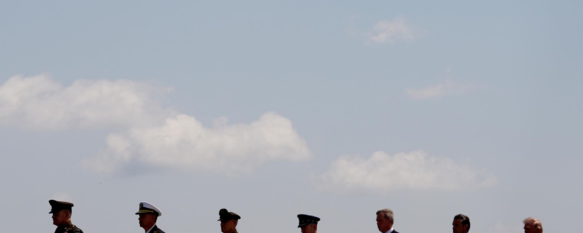 El presidente de EEUU, Donald Trump, y el secretario de Defensa, Pete Hegseth, asisten al traslado de cuatro miembros del servicio estadounidense asesinados en Oriente Medio  - Sputnik Mundo, 1920, 25.09.2026