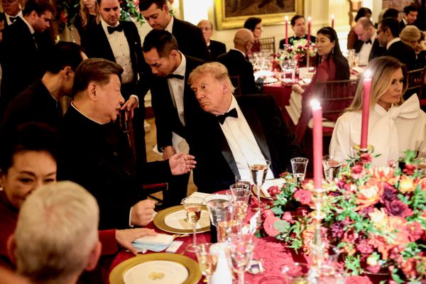 El presidente de China, Xi Jinping, y su par de EEUU, Donald Trump, conversan durante una cena de Estado en la Casa Blanca, en Washington D.C., EEUU. - Sputnik Mundo