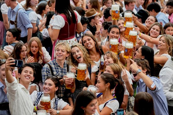Jóvenes celebran tras la inauguración de la 191.ª edición del festival de la cerveza Oktoberfest, en Múnich, Alemania. - Sputnik Mundo