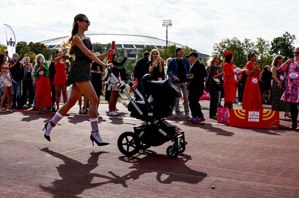 Mujeres participan en una carrera de relevos con tacones en Luzhnikí, Moscú, Rusia. Las corredoras deben llevar tacones de al menos 5 cm y completar una distancia de 4x200 metros. - Sputnik Mundo