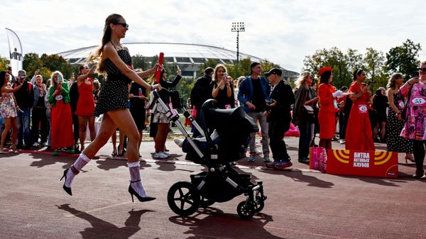 Mujeres participan en una carrera de relevos con tacones en Luzhnikí, Moscú, Rusia. Las corredoras deben llevar tacones de al menos 5 centímetros y completar una distancia de 4 x 200 metros - Sputnik Mundo