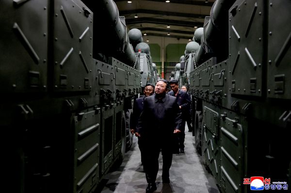 El líder norcoreano, Kim Jong-un, supervisa proyectos del sector de la industria de defensa de Corea del Norte. - Sputnik Mundo