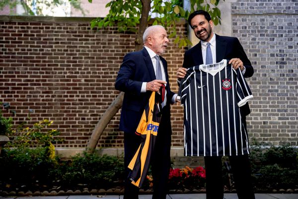 El presidente de Brasil, Luiz Inacio Lula da Silva, a la izquierda, y el alcalde de Nueva York, Zohran Mamdani, intercambian camisetas de fútbol durante un encuentro en la residencia del embajador de Brasil ante la ONU. - Sputnik Mundo