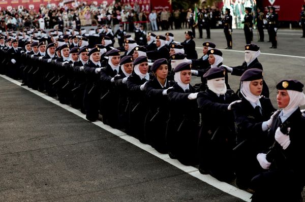 Integrantes de la primera promoción del Instituto de Policía Femenina, las primeras mujeres en incorporarse a las fuerzas policiales de Siria, asisten a su ceremonia de graduación en Damasco. - Sputnik Mundo