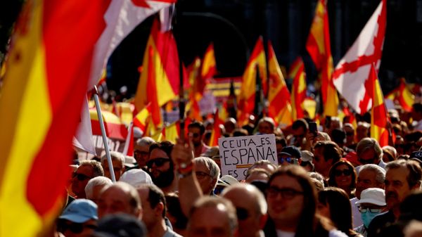 Manifestantes participan en una marcha para exigir elecciones generales y protestar contra la gestión del Gobierno de la crisis migratoria de Ceuta, en Madrid, España, el 26 de septiembre de 2026 - Sputnik Mundo