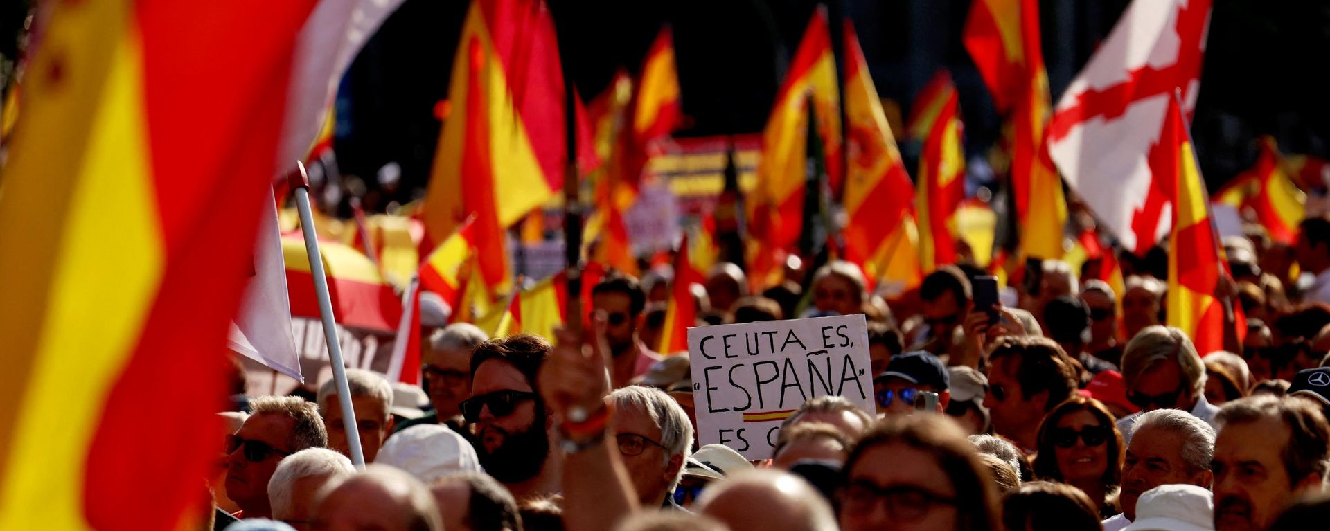 Manifestantes participan en una marcha para exigir elecciones generales y protestar contra la gestión del Gobierno de la crisis migratoria de Ceuta, en Madrid, España, el 26 de septiembre de 2026 - Sputnik Mundo, 1920, 26.09.2026