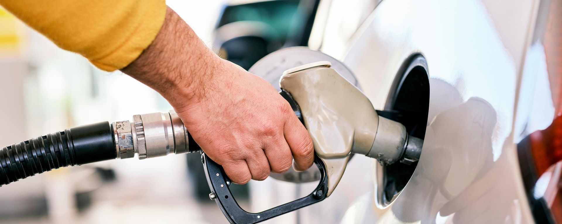 Un hombre bombeando gasolina a su automóvil en una gasolinera Un hombre bombeando gasolina a su automóvil en una gasolinera - Sputnik Mundo, 1920, 27.09.2026