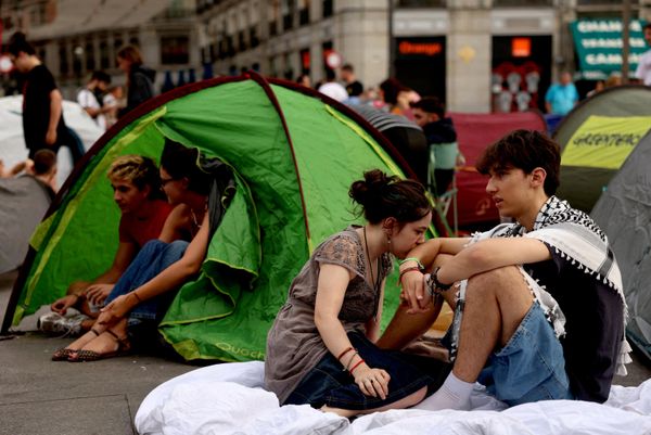 Participantes en la protesta contra la crisis de la vivienda en España, en la plaza de la Puerta del Sol de Madrid. - Sputnik Mundo