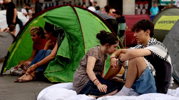 Участники протеста против жилищного кризиса в Испании на площади Пуэрта-дель-Соль в Мадриде - Sputnik Mundo