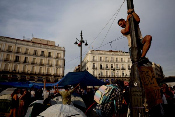 Las protestas comenzaron después de que María del Carmen Abascal, Maricarmen, fuera sacada a la fuerza del edificio en una camilla, acompañada por funcionarios de los servicios sociales. - Sputnik Mundo