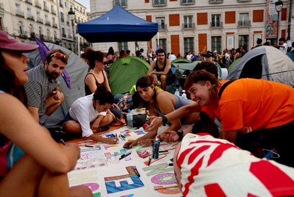 Algunos manifestantes pasaron la noche del sábado en tiendas de campaña en la plaza principal de Madrid, la Puerta del Sol, donde el domingo se les unieron más personas. - Sputnik Mundo