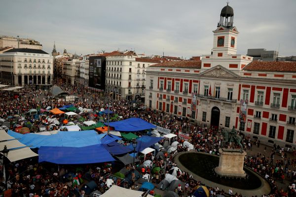 Vista general del campamento de protesta instalado en la plaza de la Puerta del Sol. - Sputnik Mundo