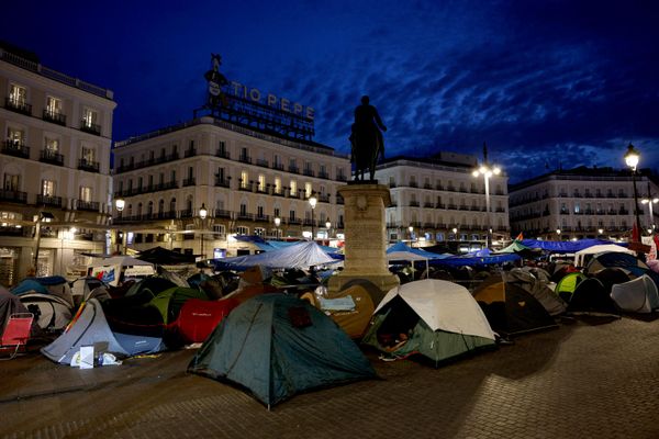 En España crece el descontento por la crisis de la vivienda.Por ejemplo, en Madrid, el alquiler casi se duplicó en una década, de unos 12,8 euros por métro cuádrado en 2016 a 23,3 euros en 2026, según los medios. - Sputnik Mundo
