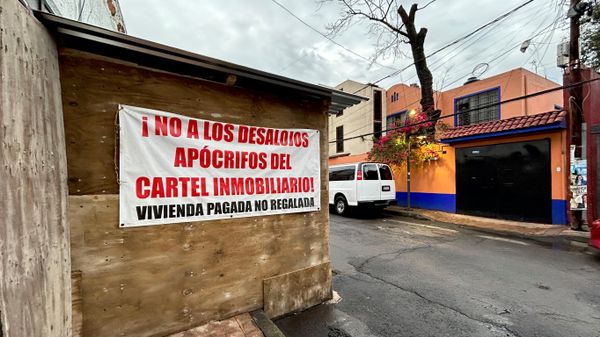 Cartel de protesta contra los desalojos en la Ciudad de México - Sputnik Mundo