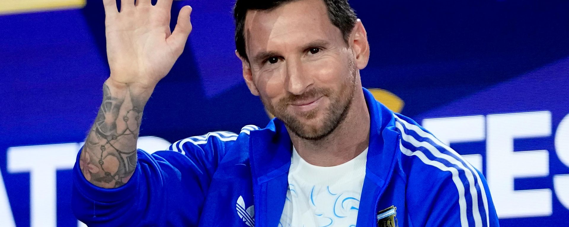 Lionel Messi, futbolista argentino, saluda durante una conferencia de prensa previa a la final de la Copa del Mundo de fútbol entre España y Argentina en Nueva York, el 17 de julio de 2026  - Sputnik Mundo, 1920, 02.10.2026