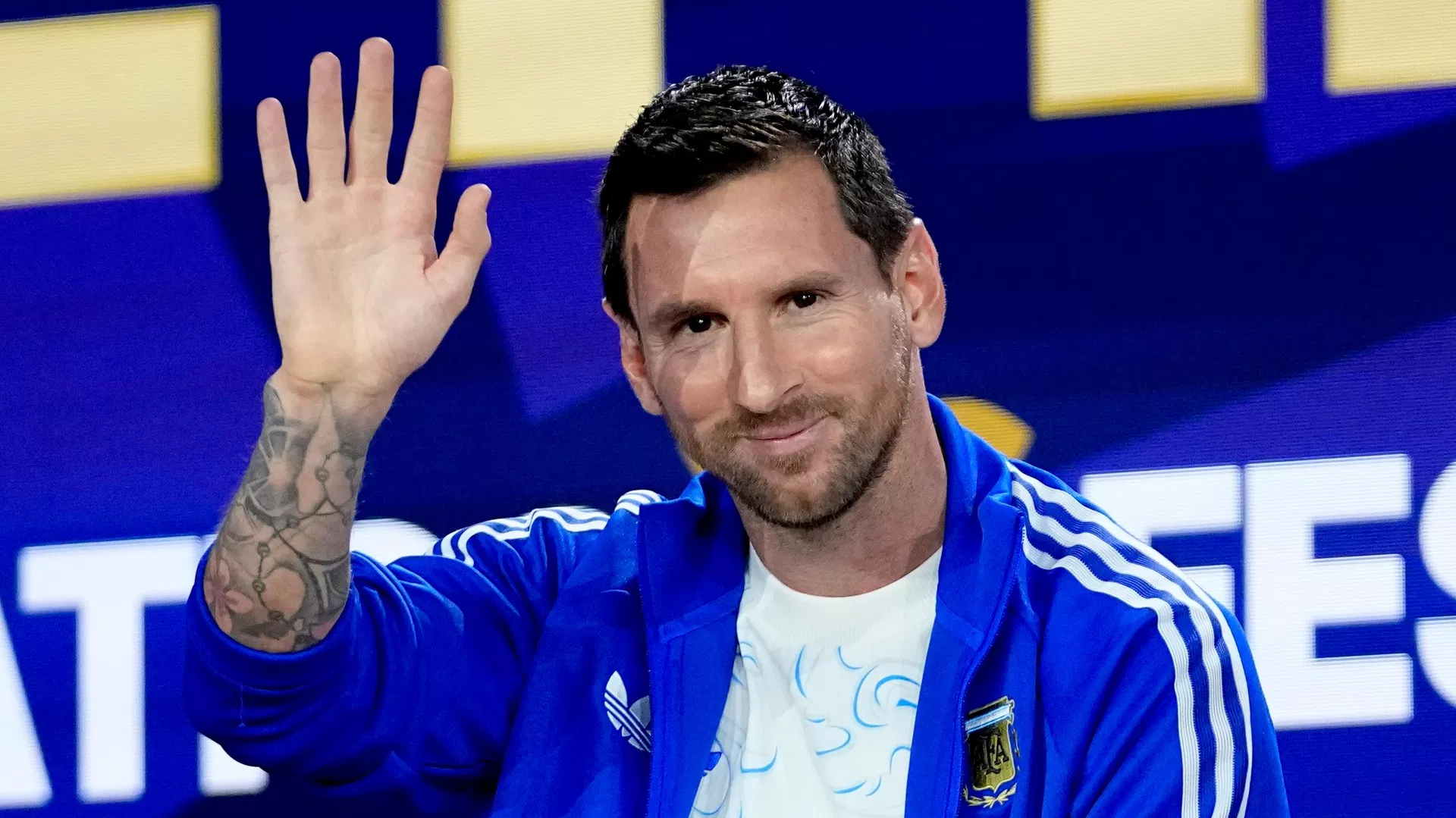 Lionel Messi, futbolista argentino, saluda durante una conferencia de prensa previa a la final de la Copa del Mundo de fútbol entre España y Argentina en Nueva York, el 17 de julio de 2026 Lionel Messi, futbolista argentino, saluda durante una conferencia de prensa previa a la final de la Copa del Mundo de fútbol entre España y Argentina en Nueva York, el 17 de julio de 2026 - Sputnik Mundo, 1920, 02.10.2026