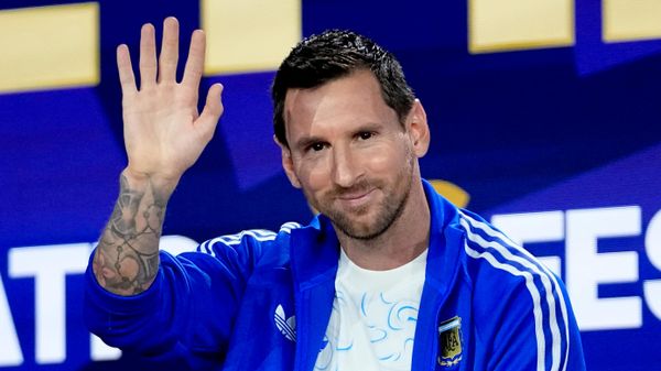 Lionel Messi, futbolista argentino, saluda durante una conferencia de prensa previa a la final de la Copa del Mundo de fútbol entre España y Argentina en Nueva York, el 17 de julio de 2026  - Sputnik Mundo