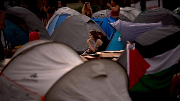 Los manifestantes se sientan junto a sus tiendas de campaña tras pasar la noche acampados durante una protesta para exigir una mayor protección para los inquilinos, después del desalojo de la semana pasada de Maricarmen, de 87 años, en la plaza de Cataluña de Barcelona, España - Sputnik Mundo