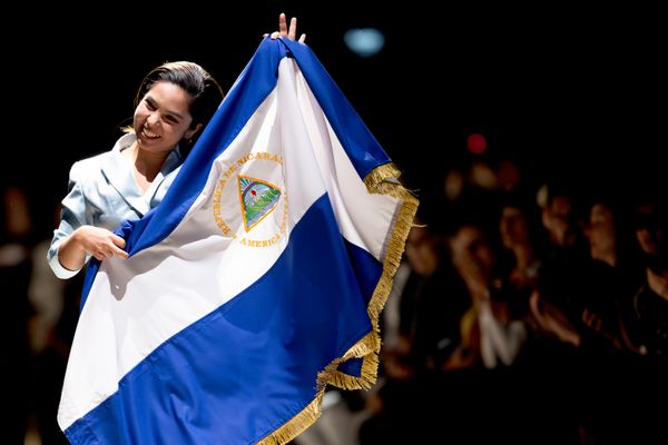 La diseñadora de moda de Nicaragua Brisa Hernández, con la bandera de su país, durante el desfile de su marca en la séptima Semana de la Moda de Moscú, celebrada en la sala de exposiciones Manezh. - Sputnik Mundo