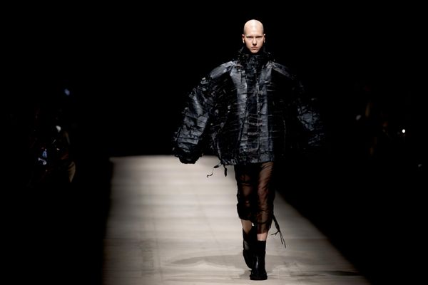 Una modelo durante el desfile de la colección de la marca Pirosmani, en el marco de la VII Semana de la Moda de Moscú, en la sala de exposiciones Manezh de Moscú. - Sputnik Mundo