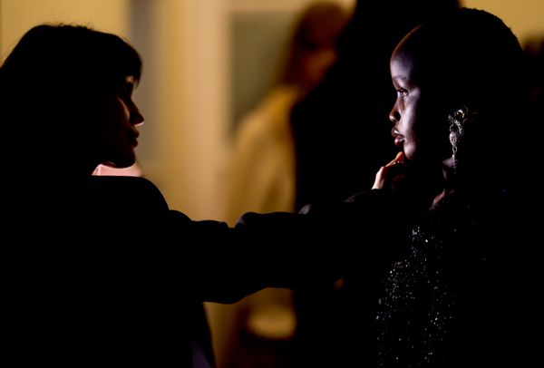 El backstage del desfile de la colección de la marca Yana, en el marco de la VII Semana de la Moda de Moscú, en el Palacio Petrovski de Moscú. - Sputnik Mundo