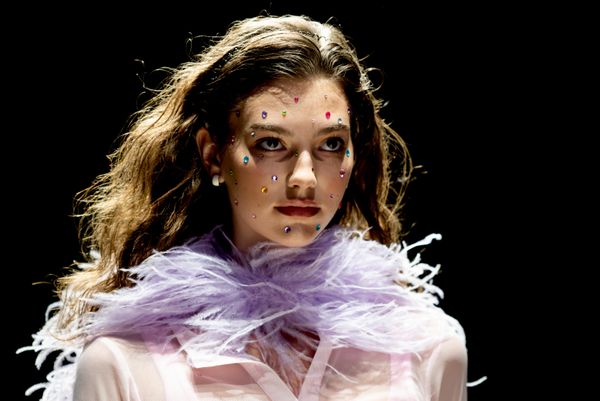 Una modelo durante el desfile de la marca Li Lab, en el marco de la VII Semana de la Moda de Moscú, en la sala de exposiciones Manezh. - Sputnik Mundo