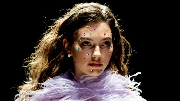 Una modelo durante el desfile de la marca Li Lab, en el marco de la VII Semana de la Moda de Moscú, en la sala de exposiciones Manezh - Sputnik Mundo
