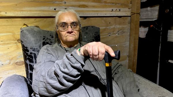 Dorador lleva un año sin ver a su hija Lizbeth. Desde el 2 de octubre de 2025, la tercera de sus hijas no ha puesto un pie fuera de su casa para impedir que sea tomada por los invasores que, ese día, llegaron con mazos, machetes y armas de fuego para desalojarlas a ella y a su madre del predio ubicado en el número 102 de la calle Mar Blanco, en la alcaldía Miguel Hidalgo (poniente) de la Ciudad de México. Dorador lleva un año sin ver a su hija Lizbeth. Desde el 2 de octubre de 2025, la tercera de sus hijas no ha puesto un pie fuera de su casa para impedir que sea tomada por los invasores que, ese día, llegaron con mazos, machetes y armas de fuego para desalojarlas a ella y a su madre del predio ubicado en el número 102 de la calle Mar Blanco, en la alcaldía Miguel Hidalgo (poniente) de la Ciudad de México. - Sputnik Mundo