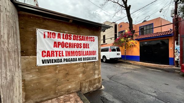 Dorador lleva un año sin ver a su hija Lizbeth. Desde el 2 de octubre de 2025, la tercera de sus hijas no ha puesto un pie fuera de su casa para impedir que sea tomada por los invasores que, ese día, llegaron con mazos, machetes y armas de fuego para desalojarlas a ella y a su madre del predio ubicado en el número 102 de la calle Mar Blanco, en la alcaldía Miguel Hidalgo (poniente) de la Ciudad de México. Dorador lleva un año sin ver a su hija Lizbeth. Desde el 2 de octubre de 2025, la tercera de sus hijas no ha puesto un pie fuera de su casa para impedir que sea tomada por los invasores que, ese día, llegaron con mazos, machetes y armas de fuego para desalojarlas a ella y a su madre del predio ubicado en el número 102 de la calle Mar Blanco, en la alcaldía Miguel Hidalgo (poniente) de la Ciudad de México. - Sputnik Mundo