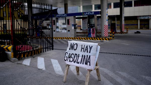Un letrero advierte que no hay gasolina en una estación de servicio en La Paz, Bolivia (archivo)  - Sputnik Mundo
