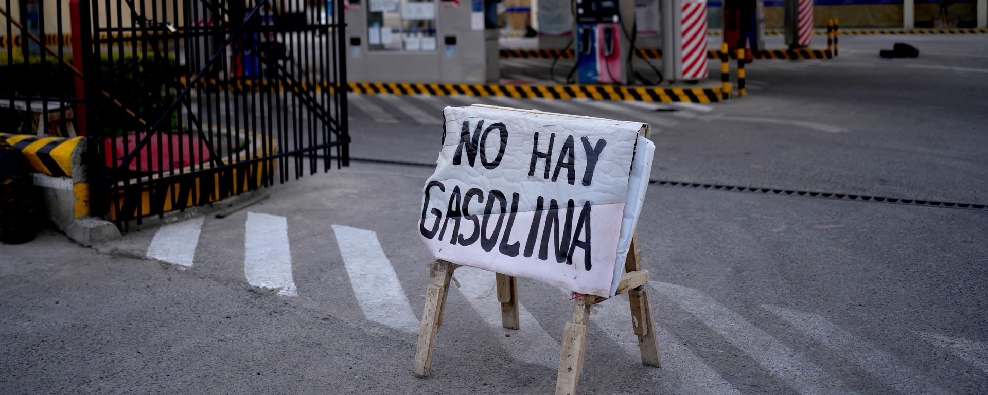 Un letrero advierte que no hay gasolina en una estación de servicio en La Paz, Bolivia (archivo)  - Sputnik Mundo, 1920, 05.10.2026