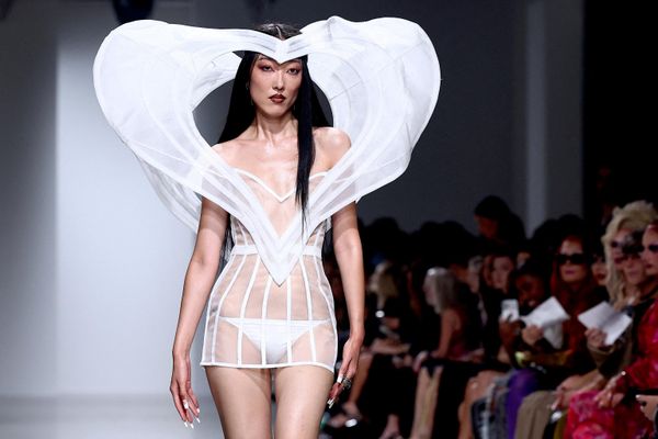 Una modelo presenta una creación del diseñador Victor Brunstein (conocido como Victor Weinsanto) como parte del desfile de su colección femenina prêt-à-porter (se traduce literalmente como "listo para llevar") Primavera/Verano 2027 para la marca Weinsanto, durante la Semana de la Moda de París, en Francia. - Sputnik Mundo