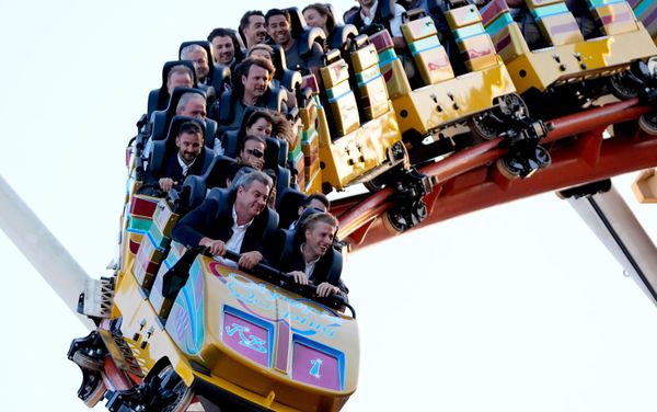 El ministro presidente del Estado de Baviera, Markus Soder (a la izquierda), y el alcalde de Múnich, Dominik Krause, se suben a la montaña rusa Olympia Looping en la 191.ª edición del Oktoberfest, en Múnich, Alemania. Anteriormente, fue anunciado que Múnich es la ciudad alemana candidata oficial para los Juegos Olímpicos de 2036, 2040 o 2044. - Sputnik Mundo